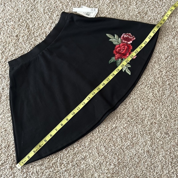NWT⭐️JOE B Black SKIRT with Roses🌹Size SMALL Pull-On Skater Style w/STRETCH🖤 - Picture 8 of 8